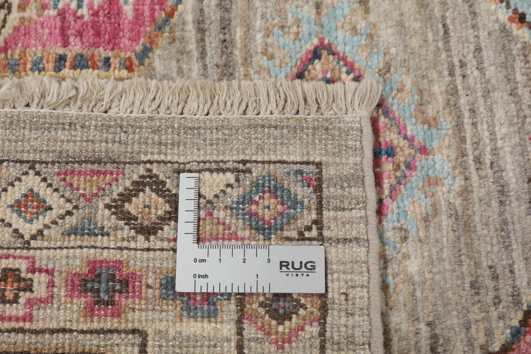 Un covor înnodat manual Kazak Ariana din Afganistan, cu motive geometrice colorate pe un fundal bej.