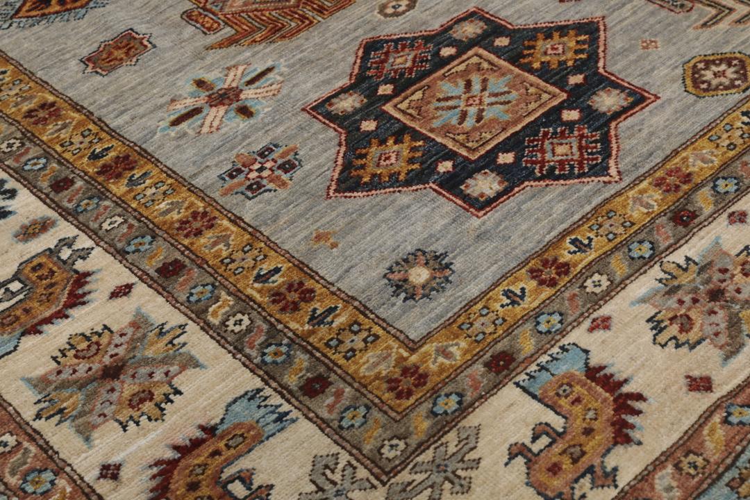 Covor Kazak afgan înnodat manual cu motive geometrice în tonuri de albastru și multicolore.