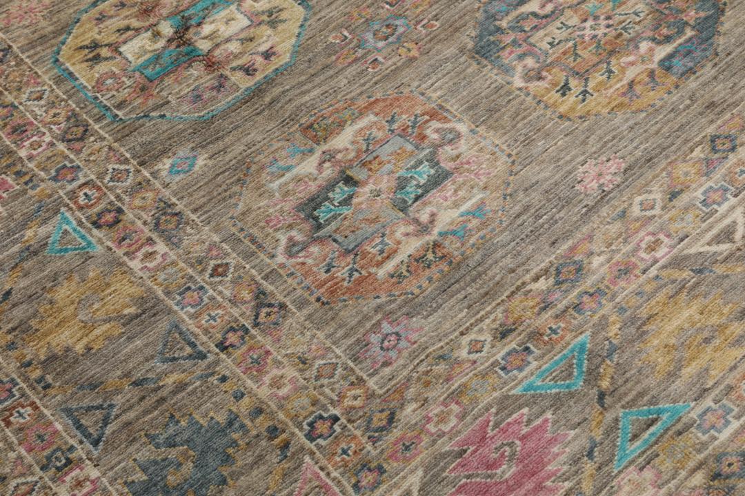 Covor afgan Ziegler Ariana înnodat manual, în nuanțe de bej cu modele de medalioane colorate
