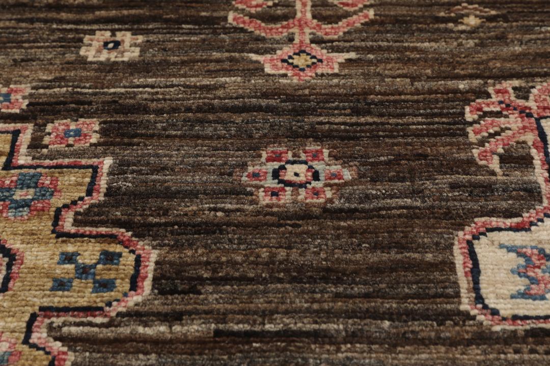 Covor afgan Kazak Ariana înnodat manual în tonuri de maro cu medalioane geometrice