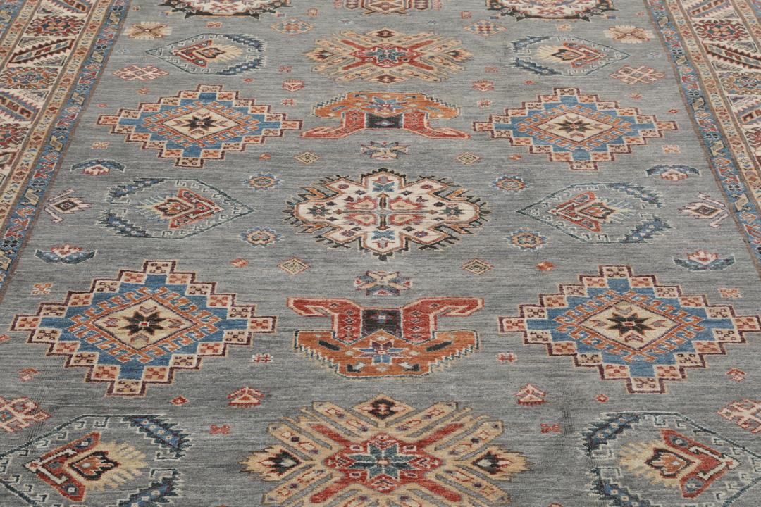 Covor Kazak Ariana înnodat manual din Afganistan cu bază gri și modele geometrice