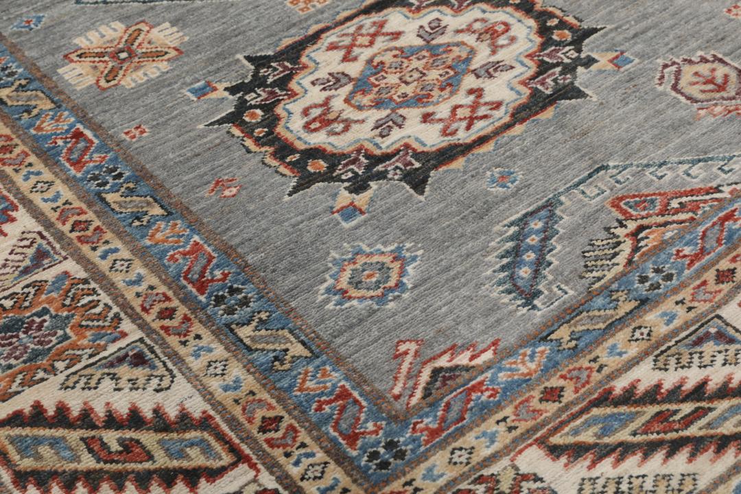 Covor Kazak Ariana înnodat manual din Afganistan cu bază gri și modele geometrice