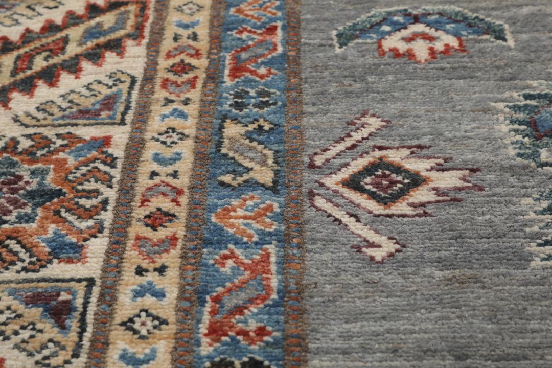 Covor Kazak Ariana înnodat manual din Afganistan cu bază gri și modele geometrice
