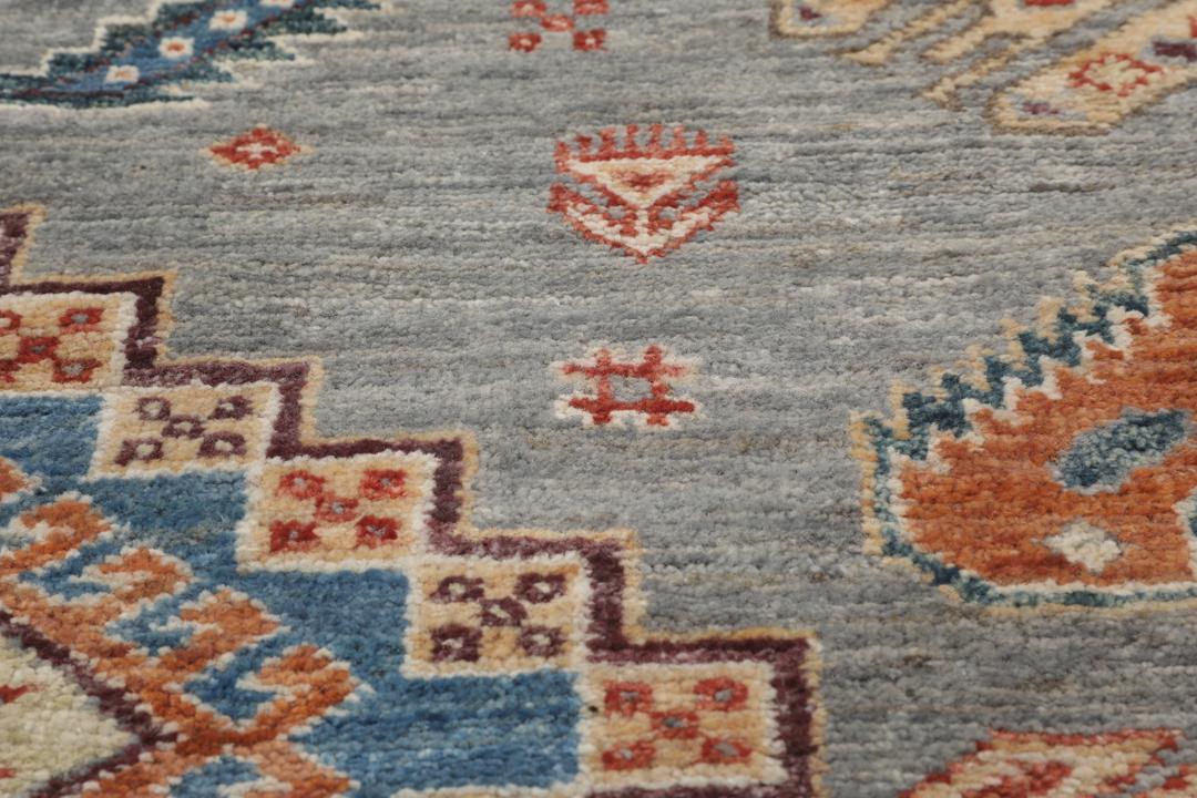 Covor Kazak Ariana înnodat manual din Afganistan cu bază gri și modele geometrice