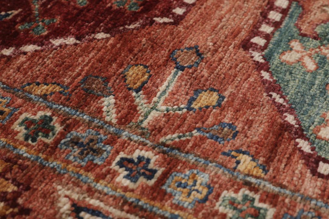 Handgeknoopte Afghaanse loper met rode tinten en geometrische medaillons