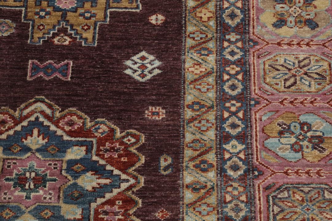 Covor Kazak afgan înnodat manual, de culoare roșu închis, cu modele geometrice de medalion