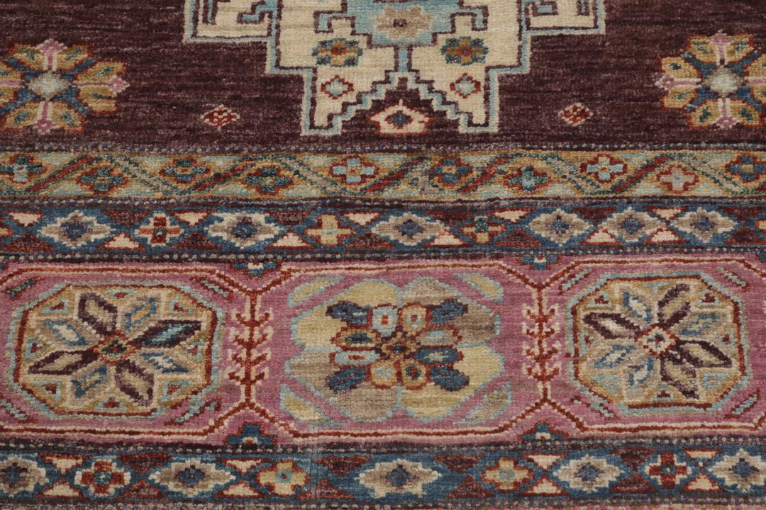 Covor Kazak afgan înnodat manual, de culoare roșu închis, cu modele geometrice de medalion