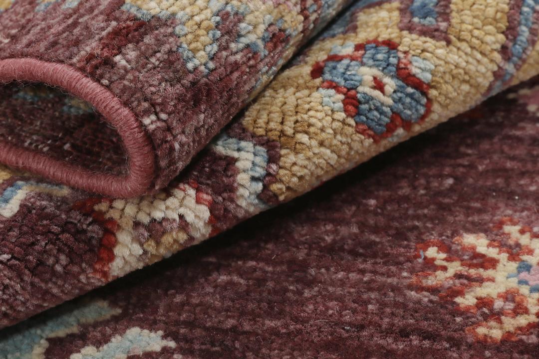 Covor Kazak afgan înnodat manual, de culoare roșu închis, cu modele geometrice de medalion