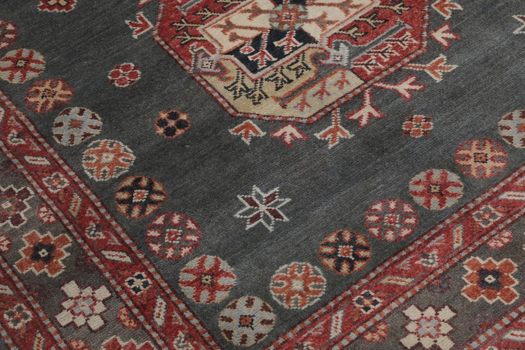 Covor Kazak înnodat manual din Afganistan, în nuanțe de gri cu modele geometrice