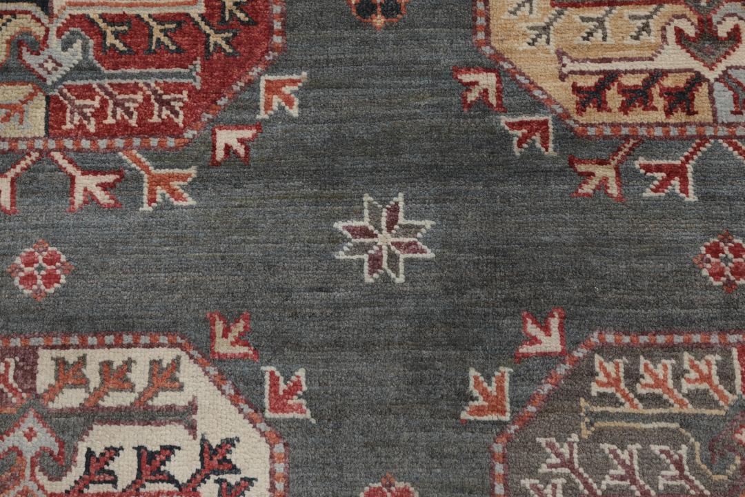 Covor Kazak înnodat manual din Afganistan, în nuanțe de gri cu modele geometrice
