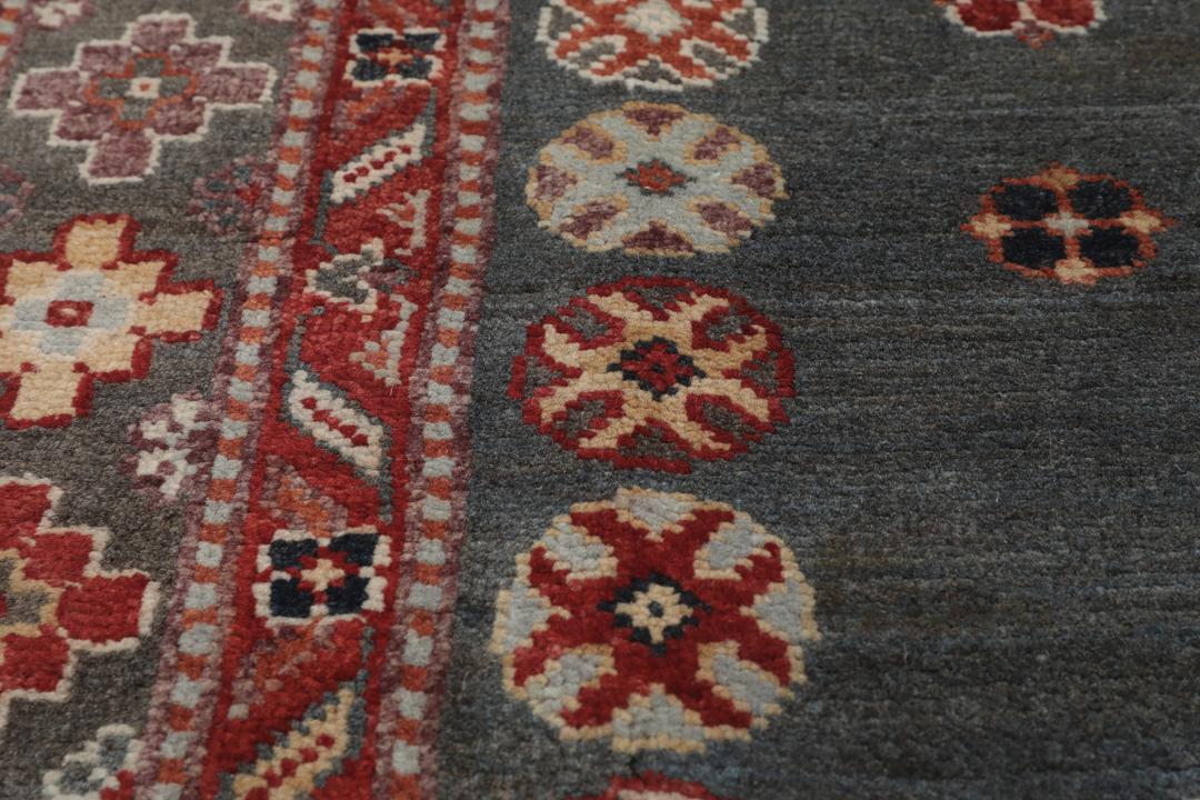 Covor Kazak înnodat manual din Afganistan, în nuanțe de gri cu modele geometrice