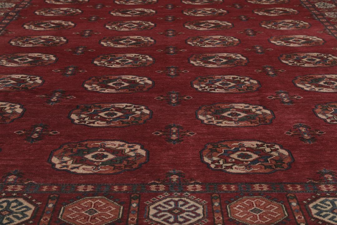Handgeknoopt Kazak-tapijt uit Afghanistan in donkerrood met geometrische medaillonpatronen