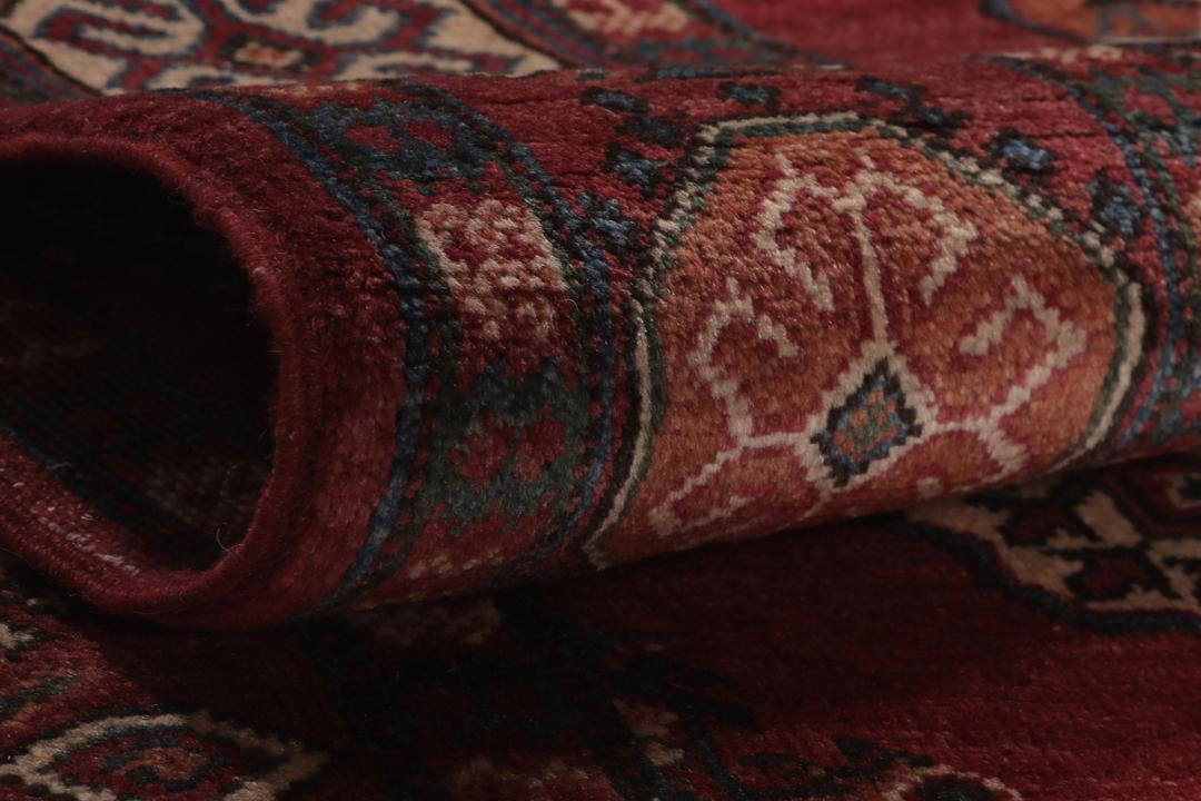 Handgeknoopt Kazak-tapijt uit Afghanistan in donkerrood met geometrische medaillonpatronen