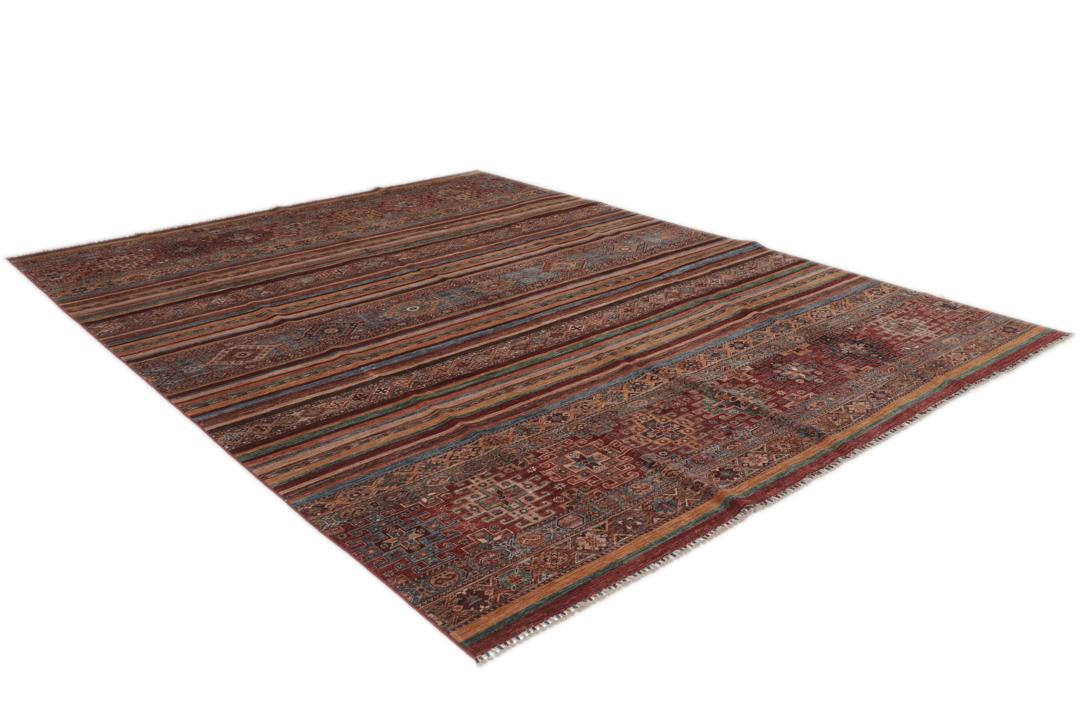 Alfombra afgana anudada a mano en multicolor con intrincados patrones de inspiración tribal.