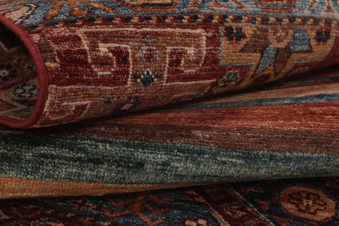 Alfombra afgana anudada a mano en multicolor con intrincados patrones de inspiración tribal.