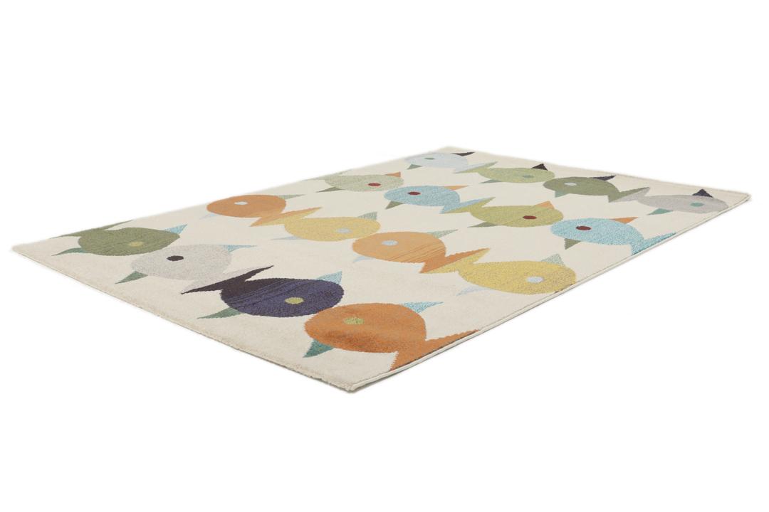 Beige tapijt met een speels meerkleurig vispatroon.