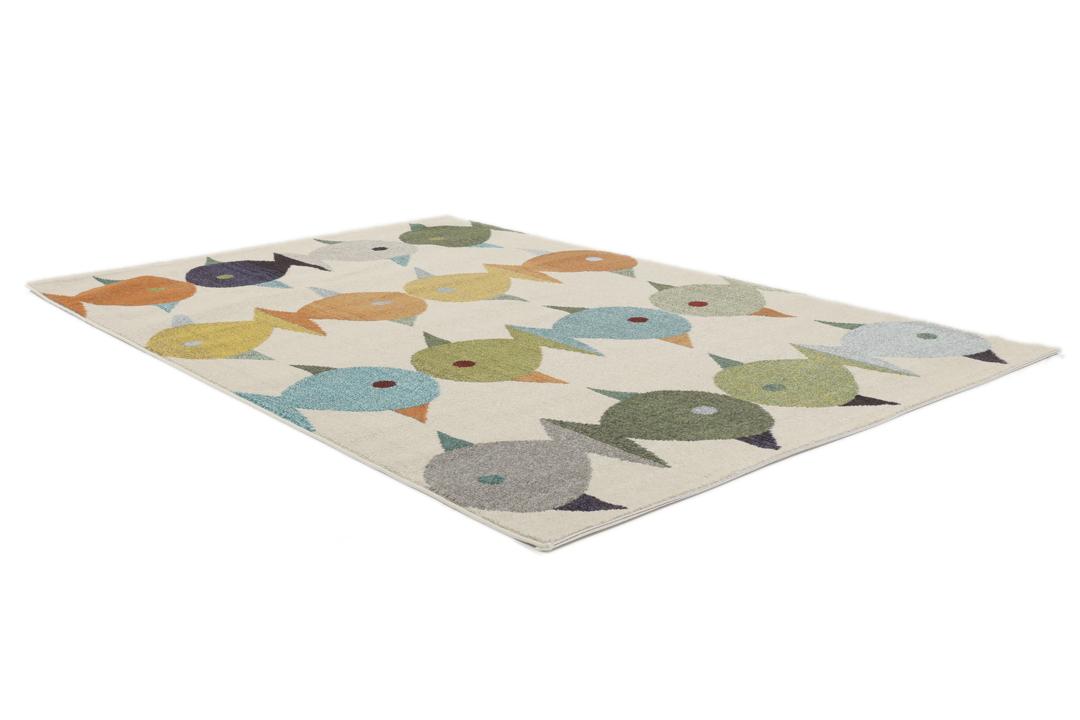 Beige tapijt met een speels meerkleurig vispatroon.