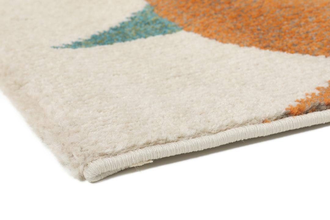 Beige tapijt met een speels meerkleurig vispatroon.