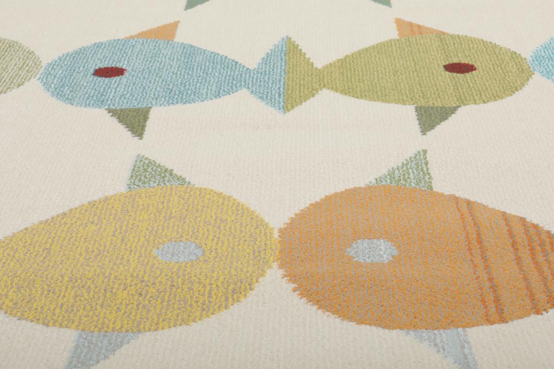 Beige tapijt met een speels meerkleurig vispatroon.