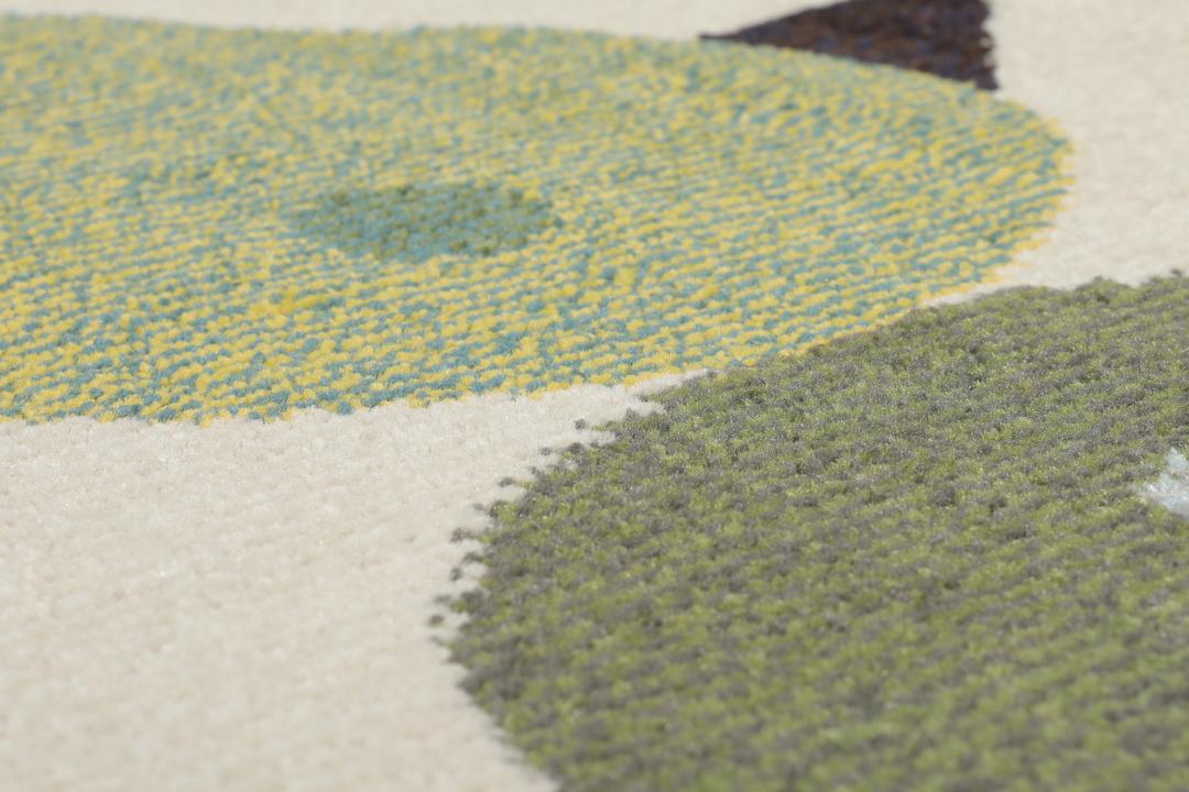 Beige tapijt met een speels meerkleurig vispatroon.