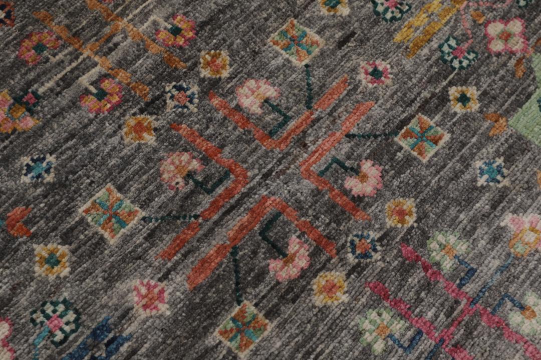 Alfombra de lana afgana anudada a mano en gris con vibrantes patrones geométricos