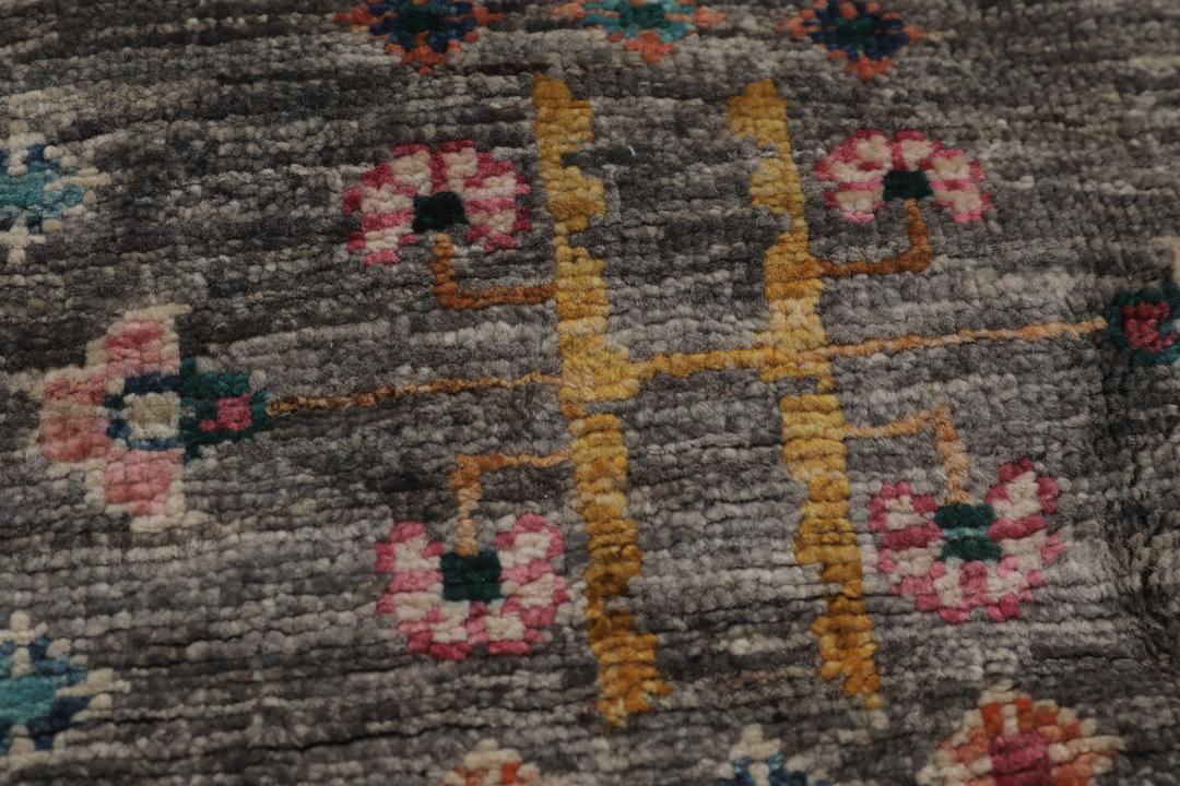 Alfombra de lana afgana anudada a mano en gris con vibrantes patrones geométricos
