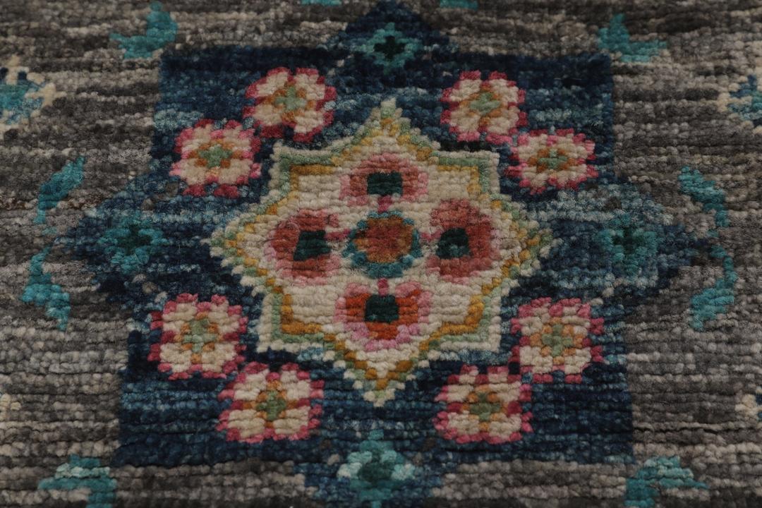 Alfombra de lana afgana anudada a mano en gris con vibrantes patrones geométricos
