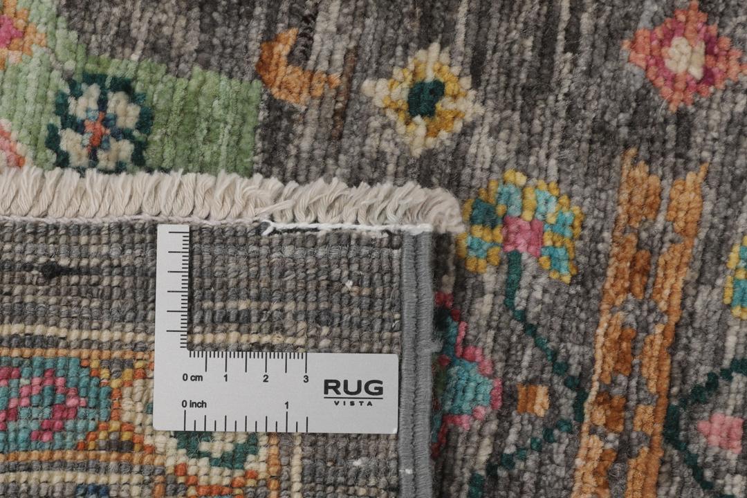 Alfombra de lana afgana anudada a mano en gris con vibrantes patrones geométricos