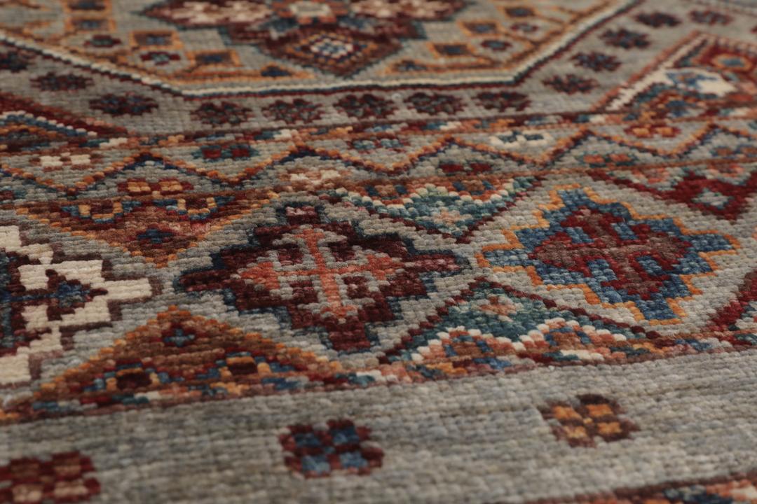 Handgeknoopt Afghaans tapijt met ingewikkelde geometrische patronen in grijze en meerkleurige tinten