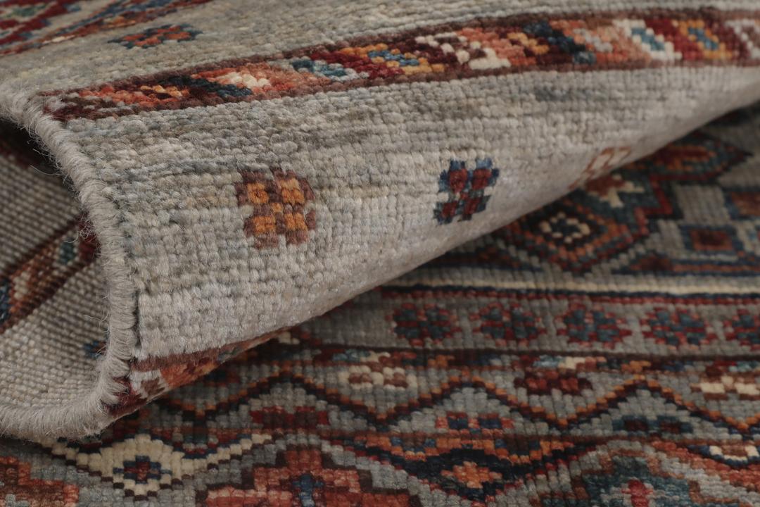 Handgeknoopt Afghaans tapijt met ingewikkelde geometrische patronen in grijze en meerkleurige tinten