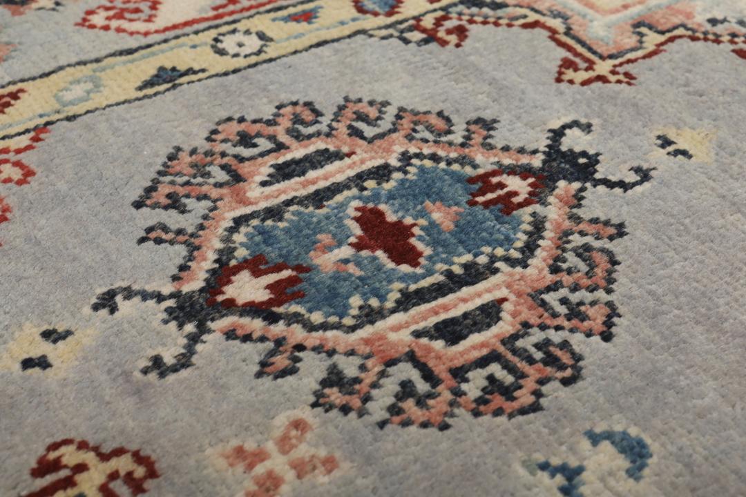 Covor runner din lână înnodat manual din Afganistan, în nuanțe de gri cu motive geometrice