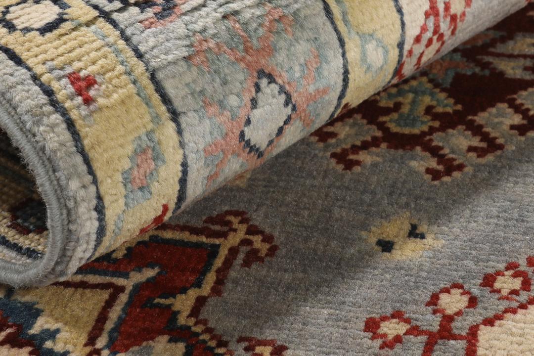 Covor runner din lână înnodat manual din Afganistan, în nuanțe de gri cu motive geometrice