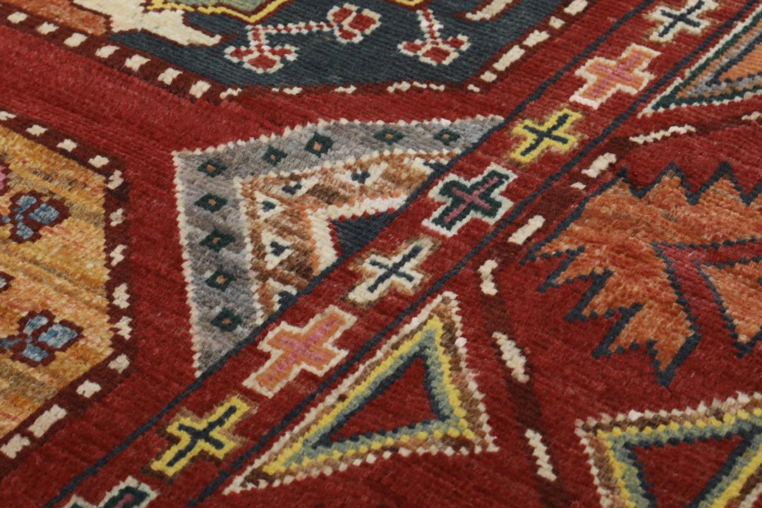 Ręcznie wiązany afgański dywan z żywym ciemnoczerwonym tłem i geometrycznymi motywami