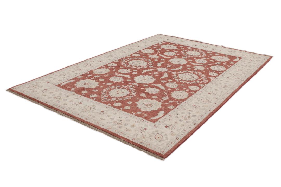 Covor afgan înnodat manual cu motive florale din lână roșie și bej.