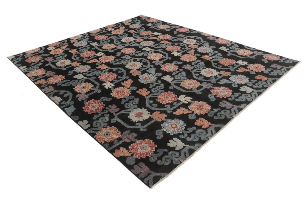 Tapis Kazak noué à la main avec un fond noir et des motifs floraux colorés