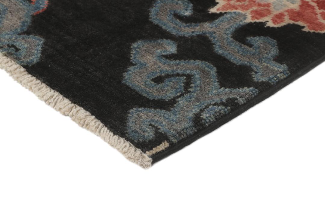 Tapis Kazak noué à la main avec un fond noir et des motifs floraux colorés