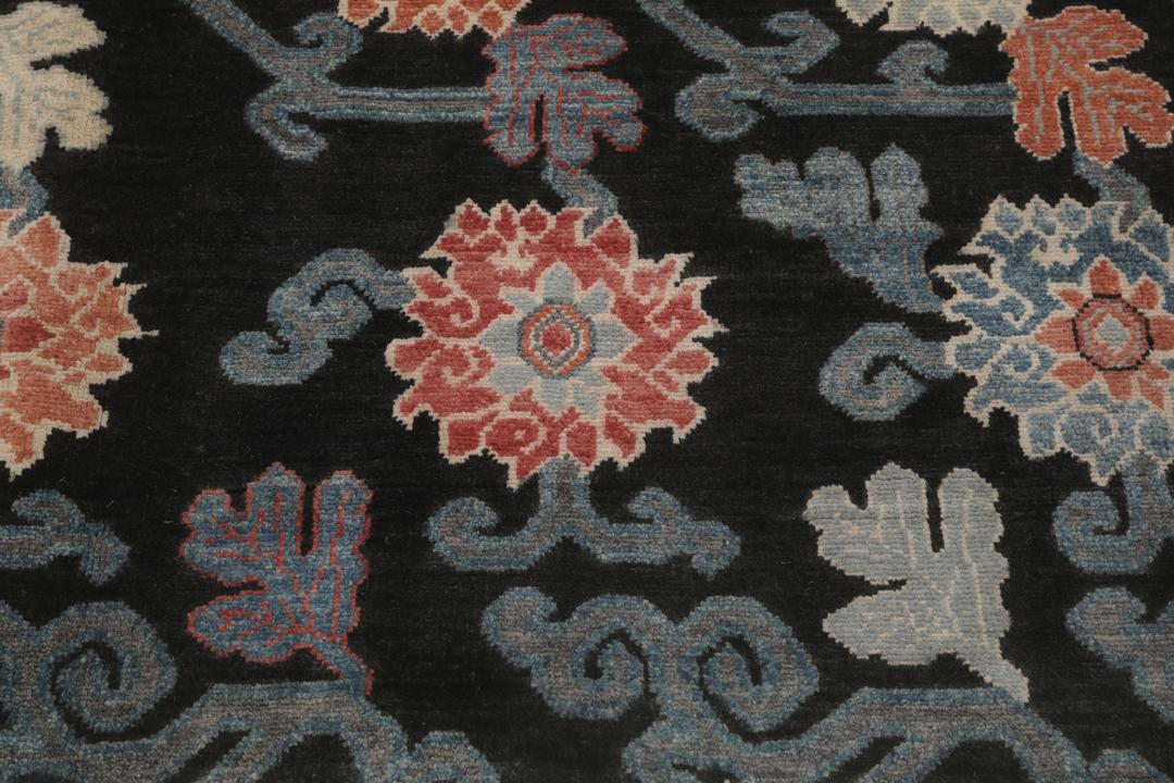 Tapis Kazak noué à la main avec un fond noir et des motifs floraux colorés