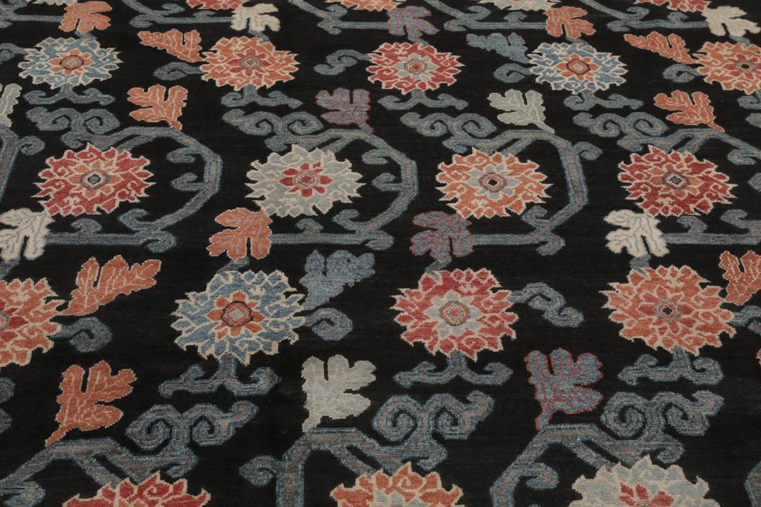 Tapis Kazak noué à la main avec un fond noir et des motifs floraux colorés