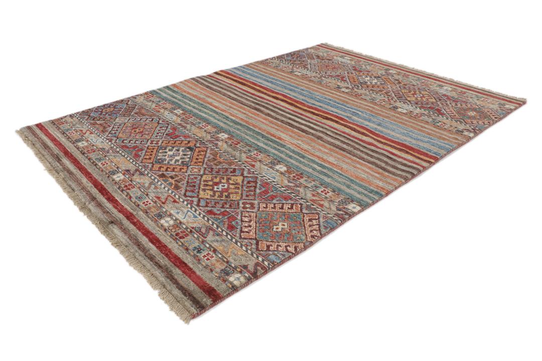 Handgeknoopt Afghaans tapijt met tribale geometrische patronen en veelkleurige strepen