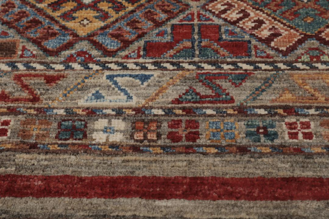 Handgeknoopt Afghaans tapijt met tribale geometrische patronen en veelkleurige strepen
