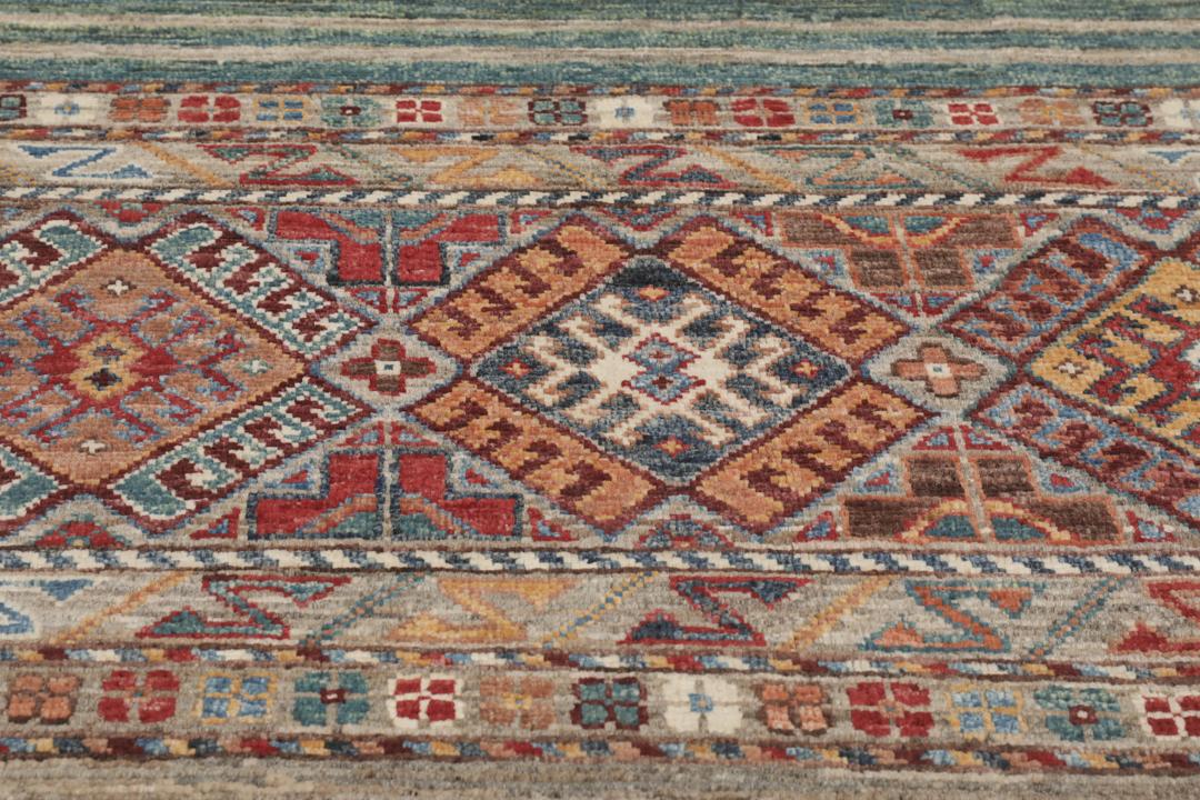 Handgeknoopt Afghaans tapijt met tribale geometrische patronen en veelkleurige strepen