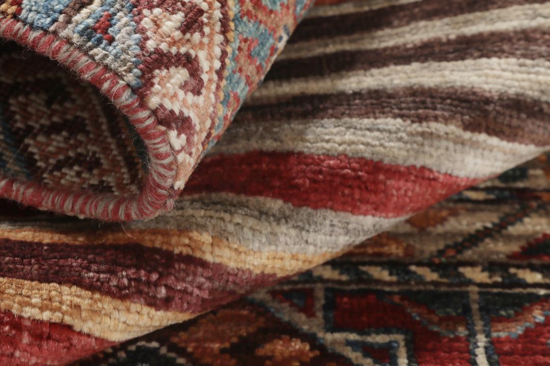 Handgeknoopt Afghaans tapijt met tribale geometrische patronen en veelkleurige strepen