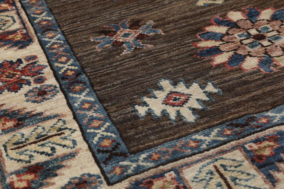 Runner afgan Kazak Ariana înnodat manual, în nuanțe de maro cu modele geometrice