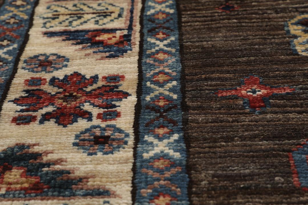 Runner afgan Kazak Ariana înnodat manual, în nuanțe de maro cu modele geometrice