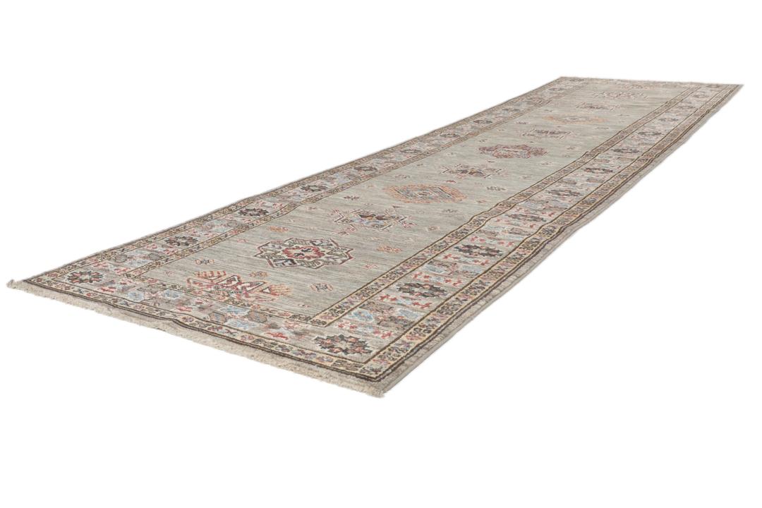 Un tapis couloir Kazak afghan noué à la main avec des motifs traditionnels gris et multicolores.