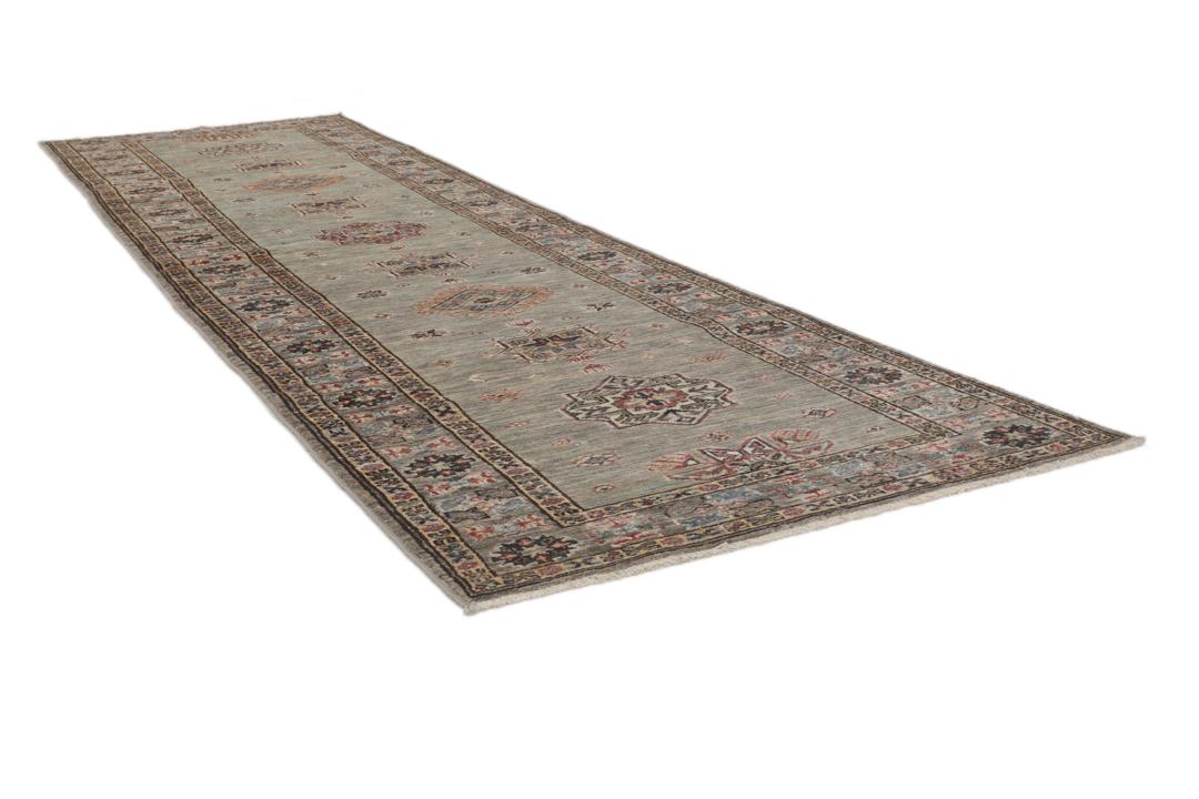 Un tapis couloir Kazak afghan noué à la main avec des motifs traditionnels gris et multicolores.