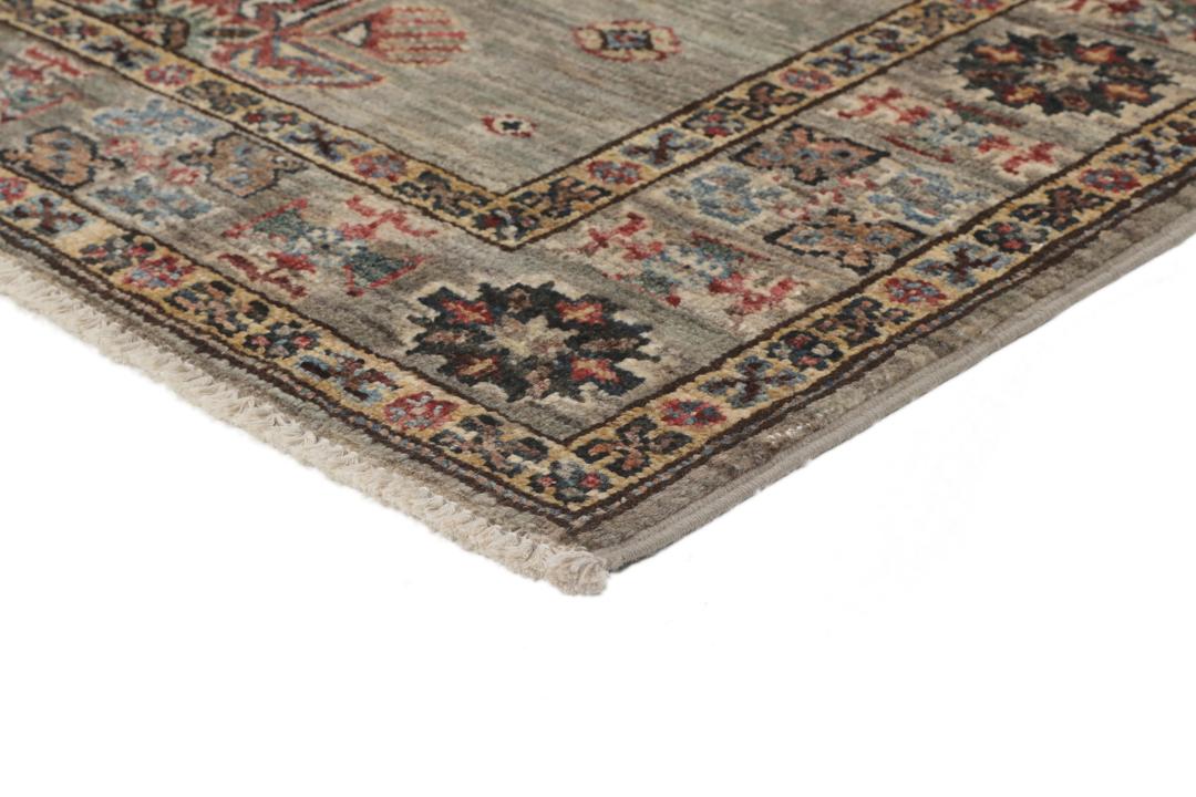 Un tapis couloir Kazak afghan noué à la main avec des motifs traditionnels gris et multicolores.