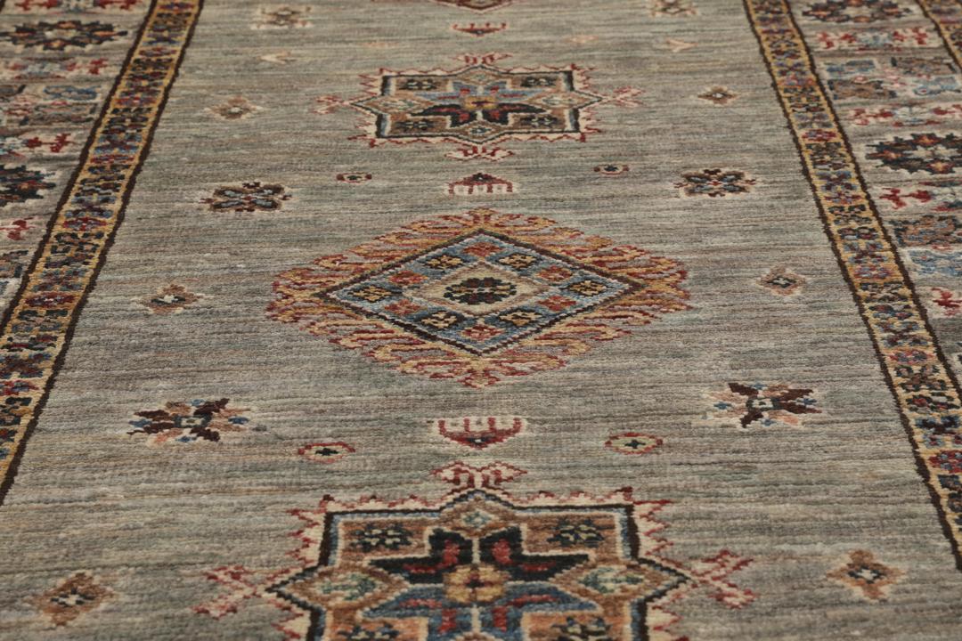 Un tapis couloir Kazak afghan noué à la main avec des motifs traditionnels gris et multicolores.