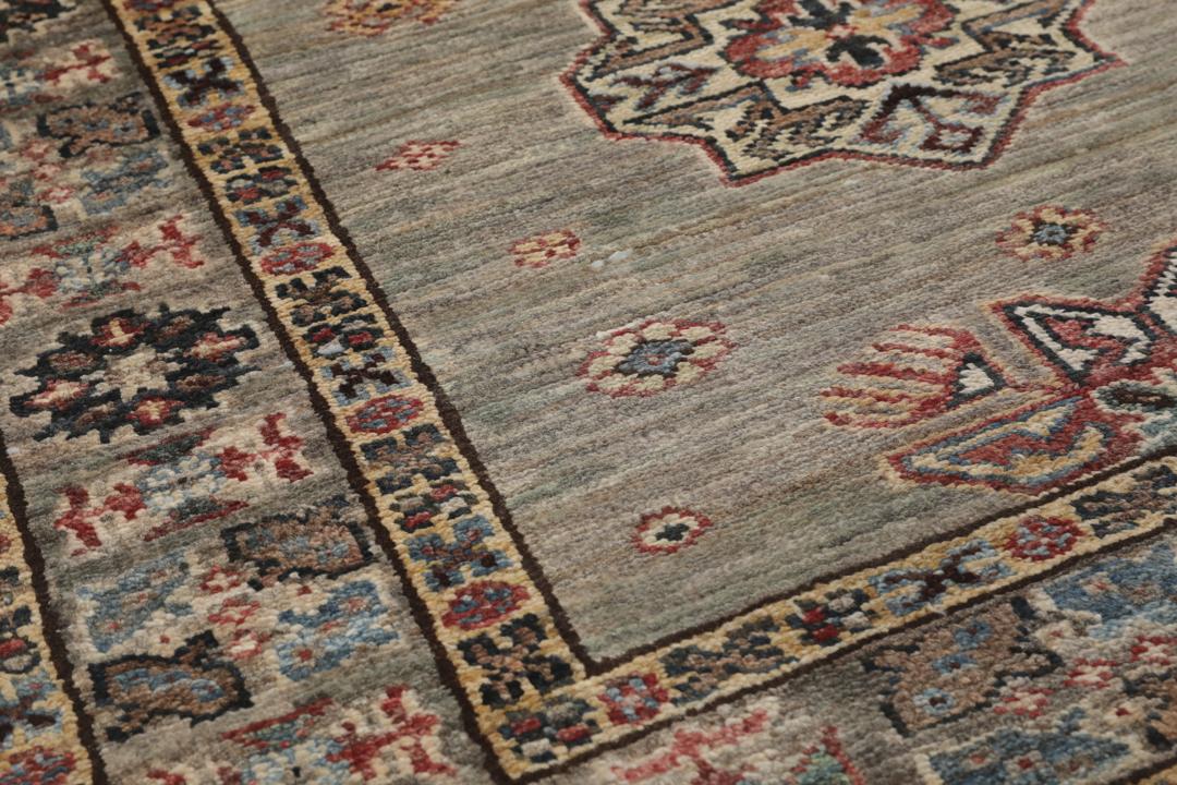 Un tapis couloir Kazak afghan noué à la main avec des motifs traditionnels gris et multicolores.