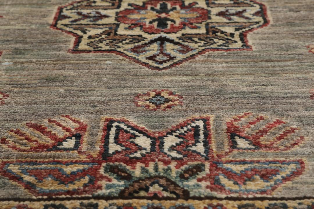Un tapis couloir Kazak afghan noué à la main avec des motifs traditionnels gris et multicolores.